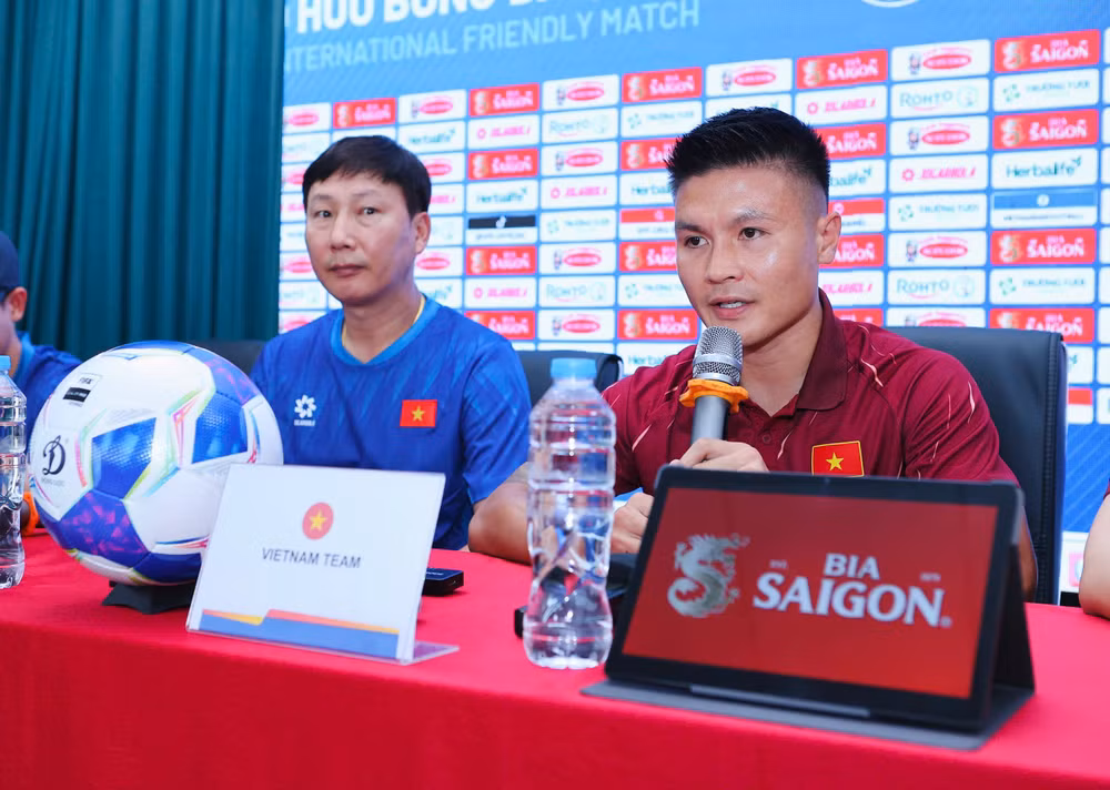 Đội trưởng Quang Hải (áo đỏ) quyết tâm cùng các đồng đội giành chiến thắng trước đối thủ Myanmar. (Ảnh: VFF)