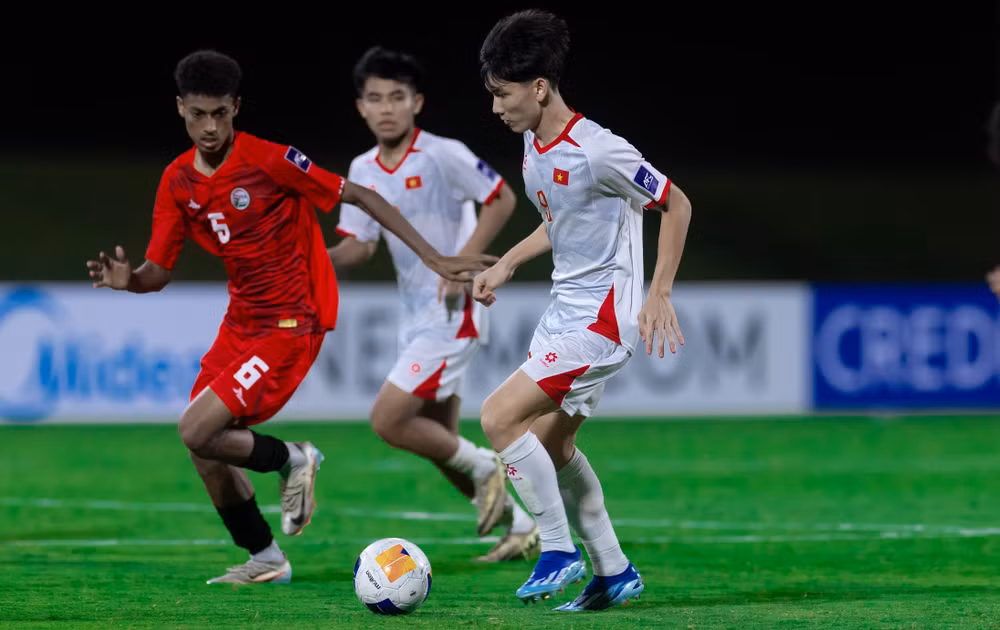Lê Trọng Đại Nhân (áo trắng) là cầu thủ sở hữu cơ hội đáng chú ý nhất của U17 Việt Nam trong hiệp một. (Ảnh: afc)