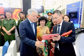 Phó Thủ tướng Thường trực Chính phủ Nguyễn Hoà Bình tham quan không gian trưng bày của Tập đoàn TH và trải nghiệm công nghệ truy xuất nguồn gốc. (Ảnh: Minh Sơn/Vietnam+)