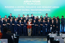 Thủ tướng Phạm Minh Chính và lãnh đạo các nước ASEAN, Timor-Leste tham dự Phiên toàn thể Hội nghị Cấp cao ASEAN lần thứ 46. (Ảnh: Dương Giang/TTXVN)