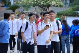 Thí sinh vui vẻ ra khỏi phòng thi vì đề thi văn tốt nghiệp THPT 2025 vừa sức