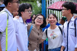 Thí sinh và người nhà đều vui vẻ vì môn Ngữ văn vừa sức. (Ảnh: Minh Sơn/Vietnam+)