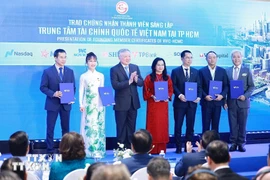 Phó Thủ tướng Thường trực Nguyễn Hòa Bình trao chứng nhận thành viên sáng lập cho các đơn vị, doanh nghiệp. (Ảnh: Dương Giang/TTXVN)