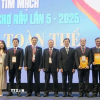 Lãnh đạo Bộ Y tế, Bệnh viện Chợ Rẫy chụp ảnh cùng chủ tọa đoàn, báo cáo viên của phiên toàn thể trong Hội nghị. (Ảnh: Đinh Hằng/ TTXVN)