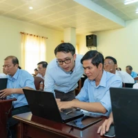 Các giáo viên đến từ Cần Thơ thực hành sử dụng công cụ AI tạo sinh. (Ảnh: ĐH RMIT)