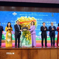 Đồng chí Nguyễn Thị Thanh, Ủy viên Ban Chấp hành Trung ương Đảng, Phó Chủ tịch Quốc hội tặng hoa chúc mừng Bệnh viện Trung ương Thái Nguyên nhân kỷ niệm 71 năm Ngày Thầy thuốc Việt Nam. (Ảnh: Thu Hằng/TTXVN)