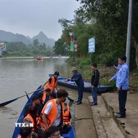 Lực lượng chức năng yêu cầu hành khách mặc áo phao đầy đủ theo quy định. (Ảnh: TTXVN phát)