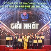 Trao giải Nhất của Giải thưởng Sáng tạo khoa học công nghệ Việt Nam năm 2024. Đồng chí Đỗ Văn Chiến, Ủy viên Bộ Chính trị, Bí thư Trung ương Đảng, Chủ tịch Ủy ban Trung ương Mặt trận Tổ quốc Việt Nam tới dự. (Ảnh: Khánh Hoà/TTXVN)