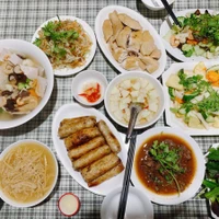 Một mâm cỗ đơn giản nhất của người làng Bát Tràng. (Ảnh: Mai Mai/Vietnam+)