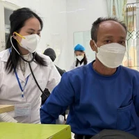 Cán bộ y tế khám cho bệnh nhân lao. (Ảnh: PV/Vietnam+)