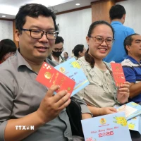 Công nhân lao động vui mừng nhận quà Tết. (Ảnh: Thanh Vũ/TTXVN)