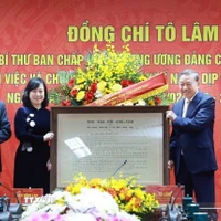 Tổng Bí thư Tô Lâm đến thăm, làm việc với Bộ Y tế và chúc mừng ngành Y tế nhân dịp kỷ niệm 70 năm ngày Thầy thuốc Việt Nam (27/2/1955-27/2/2025). (Ảnh: Thống Nhất/TTXVN)