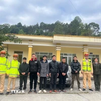 Các đối tượng có quốc tịch nước ngoài, không xuất trình được giấy tờ nhập cảnh hợp pháp vào Việt Nam. (Ảnh: TTXVN phát)