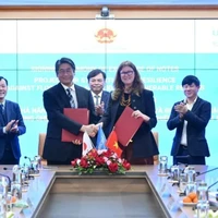 Lễ ký kết trao đổi Công hàm giữa Đại sứ Nhật Bản tại Việt Nam Ito Naoki và bà Silvia Danailov, Trưởng Đại diện UNICEF tại Việt Nam dưới sự chứng kiến của Thứ trưởng Nguyễn Hoàng Hiệp. (Nguồn: Bộ Nông nghiệp và Môi trường)