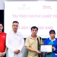 Quỹ Chạm Yêu Thương tài trợ 100% chi phí 1,6 tỷ đồng cho ca mổ. (Nguồn: Vietnam+)