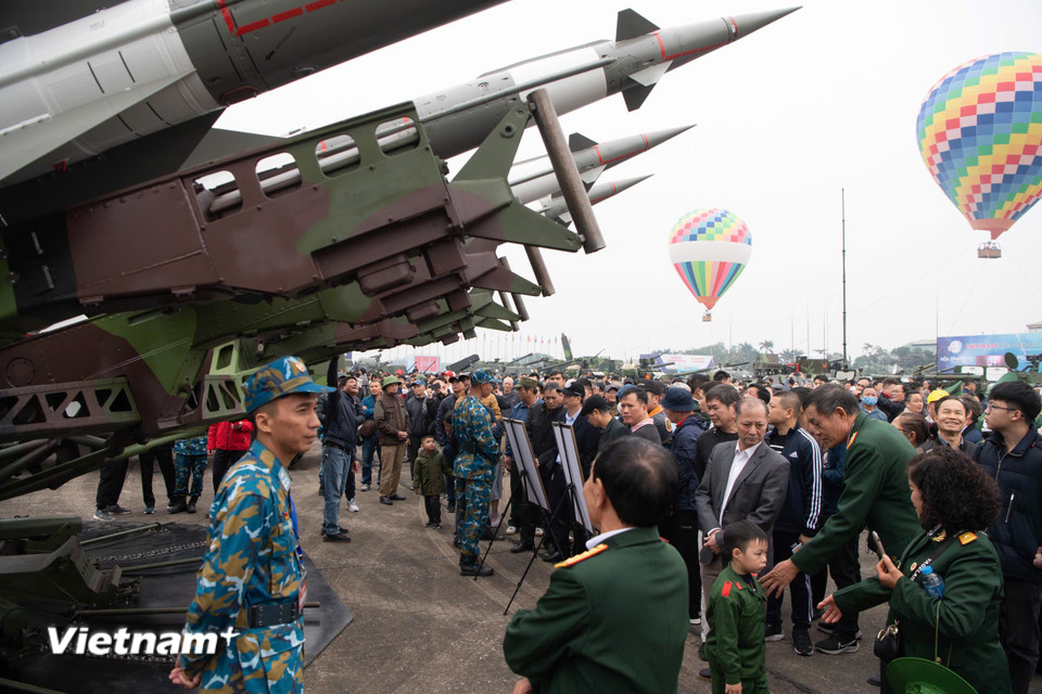 Tại triển lãm, người dân có cơ hội được tham quan những khí tài hiện đại thể hiện sức mạnh quốc phòng của Việt Nam. (Ảnh: Hoài Nam/Vietnam+)