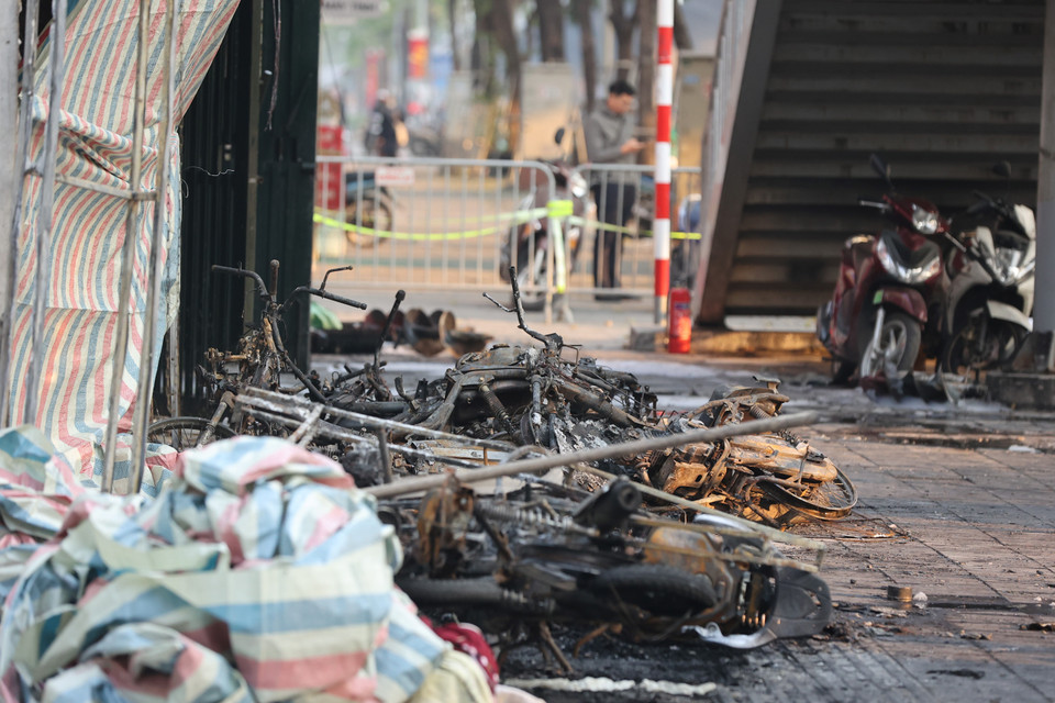 Những đồ vật bị thiêu cháy còn sót lại tại hiện trường. (Ảnh: Hoài Nam/Vietnam+)