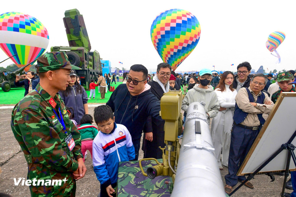 Người dân hào hứng tham quan cũng như tìm hiểu về các loại vũ khí trong sự kiện lần này. (Ảnh: Hoài Nam/Vietnam+)