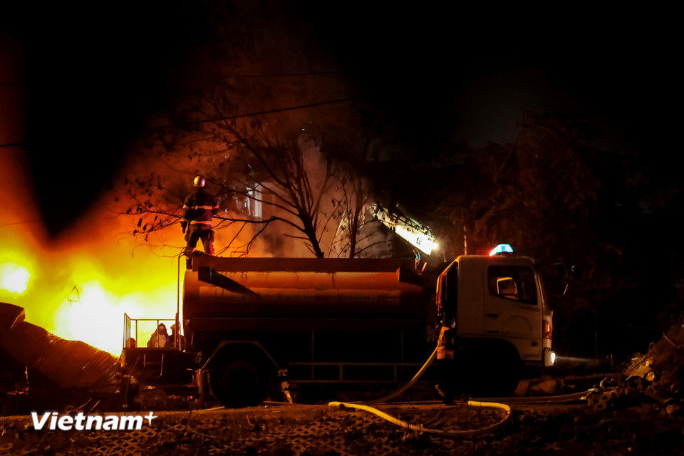 Vào thời điểm xảy ra cháy, ghi nhận không có người mắc kẹt bên trong. (Ảnh: Hoài Nam/Vietnam+)