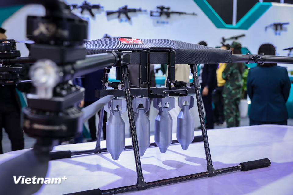 Thiết bị UAV trinh sát phóng xạ đường không do Nhà máy Z113 (Tổng cục Công nghiệp quốc phòng Việt Nam) nghiên cứu, chế tạo có khả năng bay với tốc độ 50 km/h, trần bay 1.000m. (Ảnh: Hoài Nam/Vietnam+)