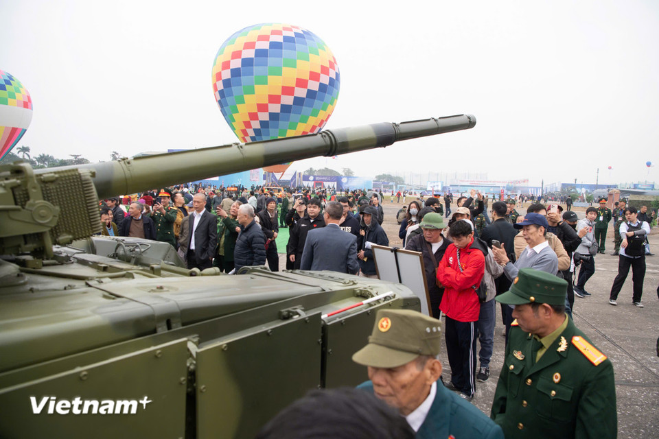 Tất cả các trường hợp mặc quần đùi, đi dép lê, trang phục không lịch sự đều không được phép vào. (Ảnh: Hoài Nam/Vietnam+)