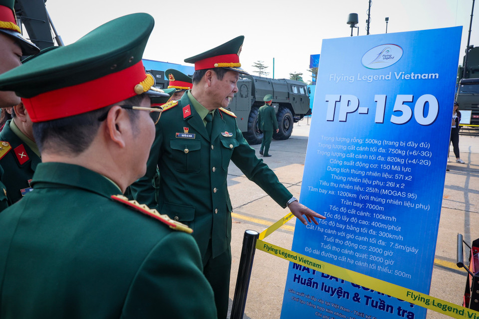 Chiếc máy bay huấn luyện và tuần tra lần đầu sản xuất tại Việt Nam thu hút nhiều sự quan tâm từ các đơn vị chuyên ngành. (Ảnh: Hoài Nam/Vietnam+)