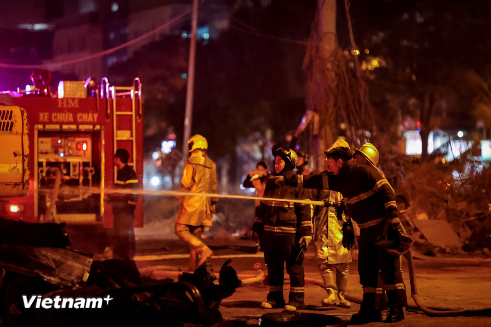 Lực lượng chức năng làm nhiệm vụ. (Ảnh: Hoài Nam/Vietnam+)