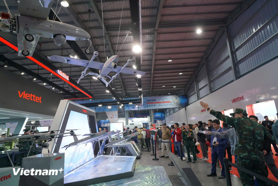 Du khách tham quan khu trưng bày các máy bay không người lái hiện đại của Vietel. (Ảnh: Hoài Nam/Vietnam+)