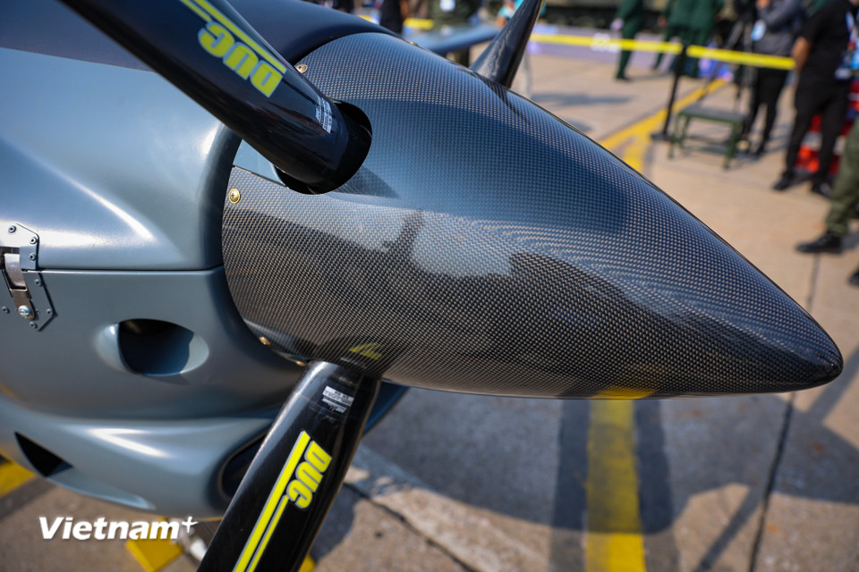 Máy bay được thiết kế bởi các kỹ sư của hãng Flying Legend Italy. Động cơ, cánh quạt và thiết bị điện tử của các nước phương Tây. Máy bay TP-150 trang bị động cơ 150 mã lực, có thể bay với tốc độ gần 300km/giờ liên tục trong 6,5 giờ (Ảnh: Hoài Nam/Vietnam+)