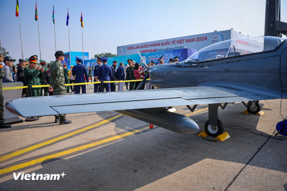 Máy bay được chế tạo hoàn toàn bằng hợp kim nhôm và trang bị hệ thống càng thu thả được. TP-150 có khả năng cất hạ cánh trên nhiều bề mặt đường băng khác nhau. (Ảnh: Hoài Nam/Vietnam+)