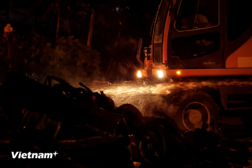 Đến khoảng 1 giờ ngày 20/12, đám cháy được dập tắt hoàn toàn. Vụ việc không có thiệt hại về người. (Ảnh: Hoài Nam/Vietnam+)