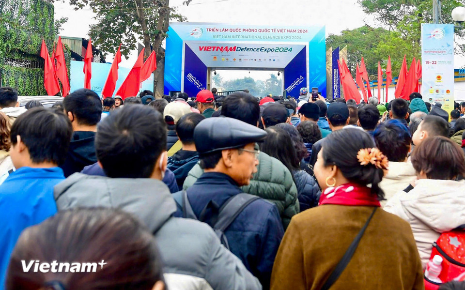 Sáng 21/12, tại Triển lãm quốc phòng quốc tế Việt Nam 2024 tổ chức tại sân bay Gia Lâm, Long Biên, Hà Nội, hàng ngàn người dân đã đến xếp hàng để vào tham quan. (Ảnh: Hoài Nam/Vietnam+)