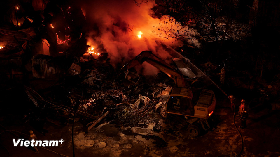 Diện tích cháy dần được thu hẹp sau khi tổ chức chữa cháy. (Ảnh: Hoài Nam/Vietnam+)