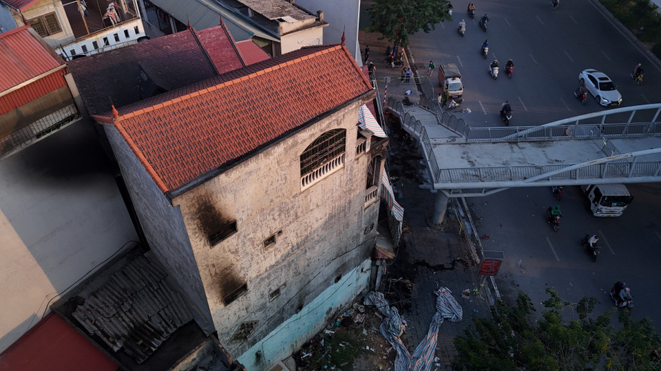 Tại căn nhà cao 4 tầng kết hợp kinh doanh quán càphê, hát cho nhau nghe (địa chỉ tại số 258 Phạm Văn Đồng, phường Cổ Nhuế 2, quận Bắc Từ Liêm, thành phố Hà Nội) xảy ra cháy lớn. (Ảnh: Hoài Nam/Vietnam+)