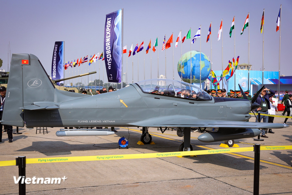 Thiết kế của TP-150 cho phép máy bay thực hiện các động tác nhào lộn trên không hoặc bay theo đội hình. (Ảnh: Hoài Nam/Vietnam+)