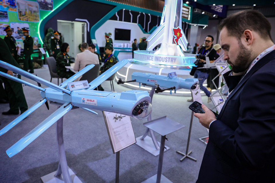 Tại gian trưng bày của Tổng cục Công nghiệp quốc phòng Việt Nam trưng bày 3 loại UAV chiến đấu, trinh sát và cứu hộ cứu nạn. (Ảnh: Hoài Nam/Vietnam+)