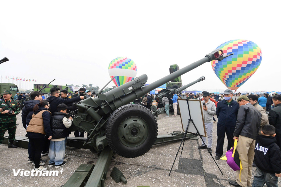 Tại khu triển lãm khí tài ngoài trời trưng bày các loại vũ khí hiện đại như xe tăng, tên lửa của Việt Nam và vũ khí của các nước bạn bè quốc tế, đặc biệt thu hút nhiều người dân. (Ảnh: Hoài Nam/Vietnam+)