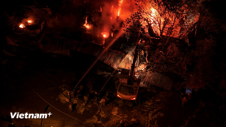 Ngọn lửa được lực lượng chức năng kiểm soát, chống cháy lan. (Ảnh: Hoài Nam/Vietnam+)