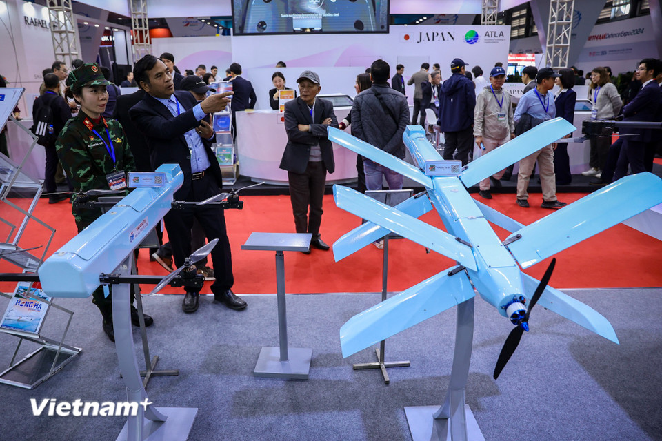 Đối với mẫu UAV cảm tử, Tổng cục Công nghiệp quốc phòng đưa ra 2 loại UAV cánh quạt cảm tử và UAV cánh bằng cảm tử. Trong đó, UAV cánh bằng cảm tử có trần bay khoảng 1.000m, tốc độ tấn công 120 km/giờ, UAV mang đầu nổ xuyên lõm để tấn công các mục tiêu là xe tăng, xe bọc thép. (Ảnh: Hoài Nam/Vietnam+)