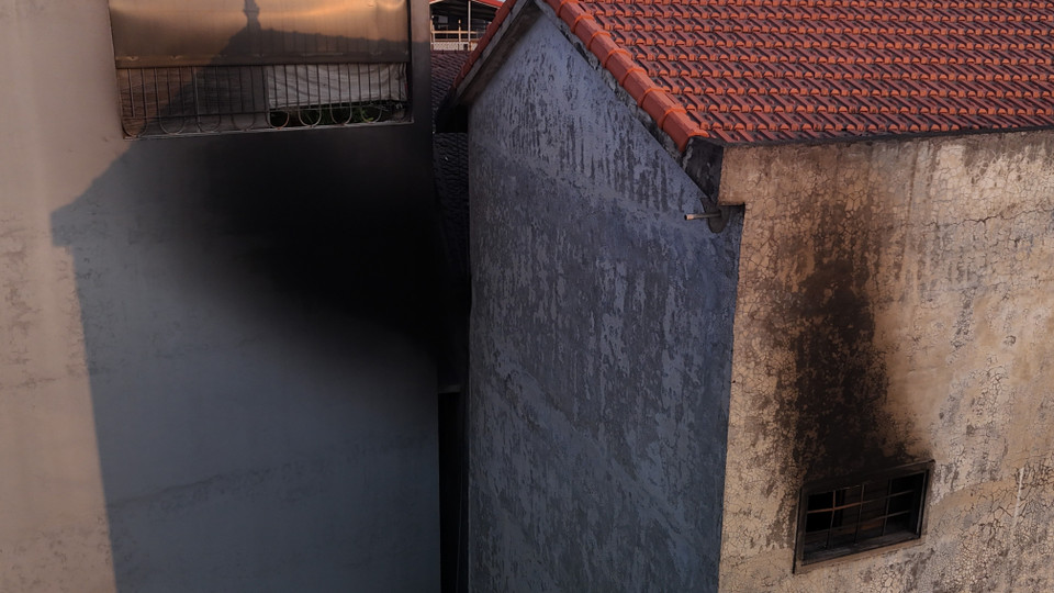 Ngọn lửa bùng lên dữ dội cùng dày đặc khói đã khiến các ô cửa sổ của ngôi nhà đen kịt. (Ảnh: Hoài Nam/Vietnam+)