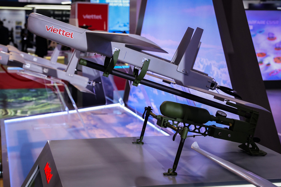 Đáng chú ý tại triển lãm lần này là sự hiện diện của UAV cảm tử (đạn tuần kích) VU-C2 với khả năng tấn công chính xác vào các mục tiêu chiến trường. VU-C2 được trang bị đầu đạn và đầu tự dẫn quang điện tử, tích hợp AI, cho phép tìm kiếm, phát hiện và khóa mục tiêu tự động hoàn toàn và tấn công mục tiêu khi có lệnh của người chỉ huy. (Ảnh: Hoài Nam/Vietnam+)
