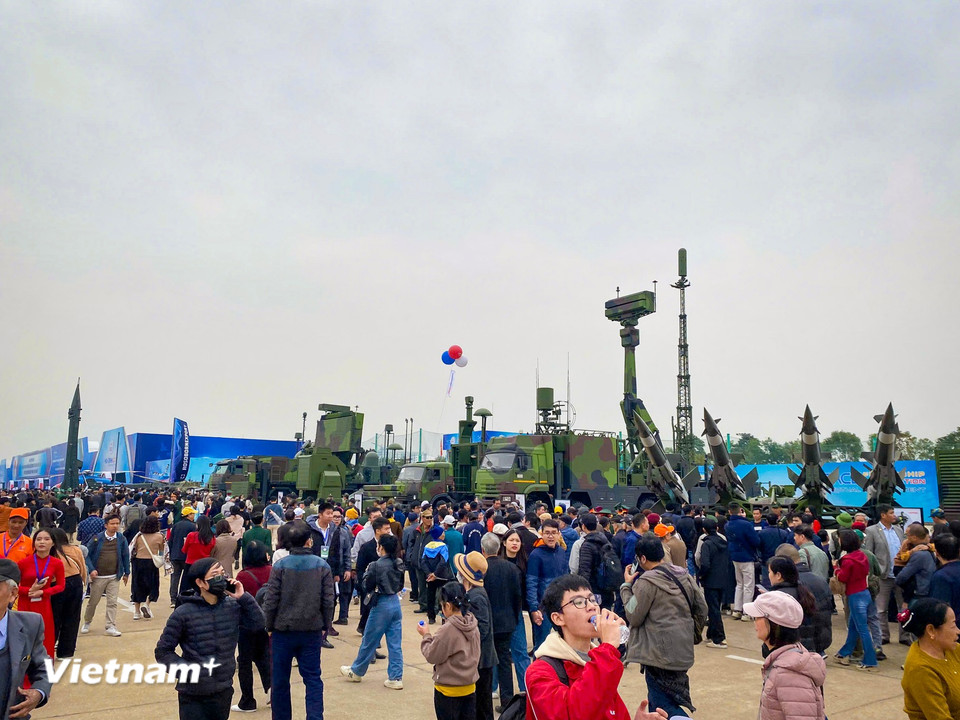 Khu vực Triển lãm Quốc phòng Quốc tế Việt Nam 2024 có tổng diện tích hơn 100.000m2, diện tích trưng bày trong nhà và ngoài trời hơn 25.000m2, tăng gấp đôi so với triển lãm năm 2022. (Ảnh: Hoài Nam/Vietnam+)