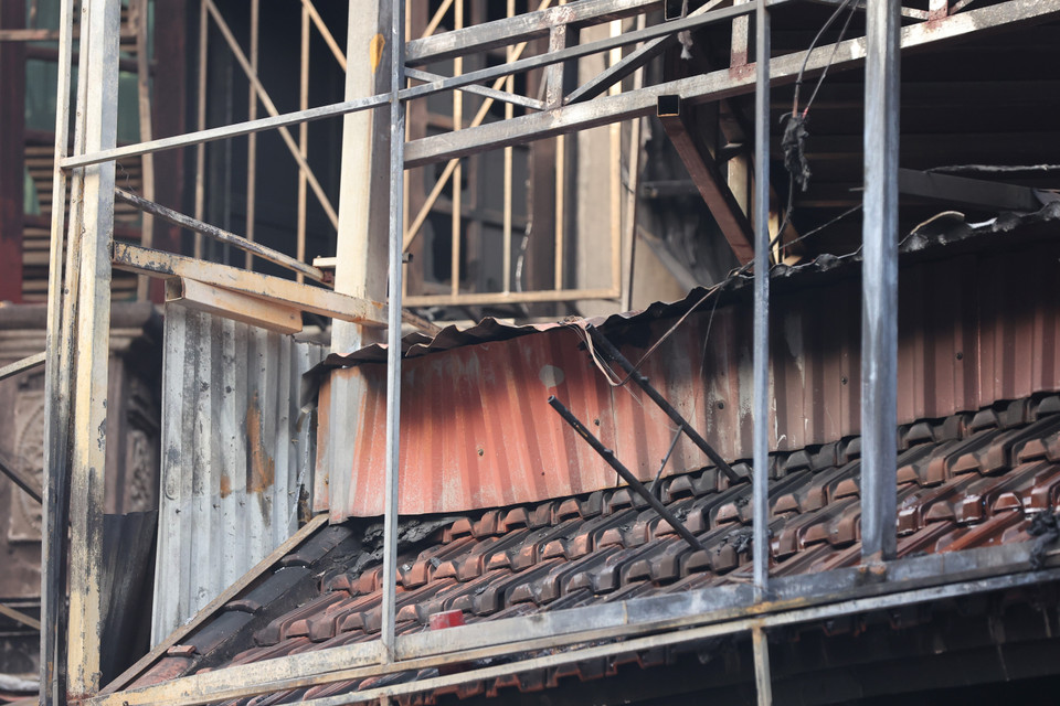 Hỏa hoạn còn lan sang một cửa hàng bán đồ máy móc nông nghiệp ở kế bên. (Ảnh: Hoài Nam/Vietnam+)