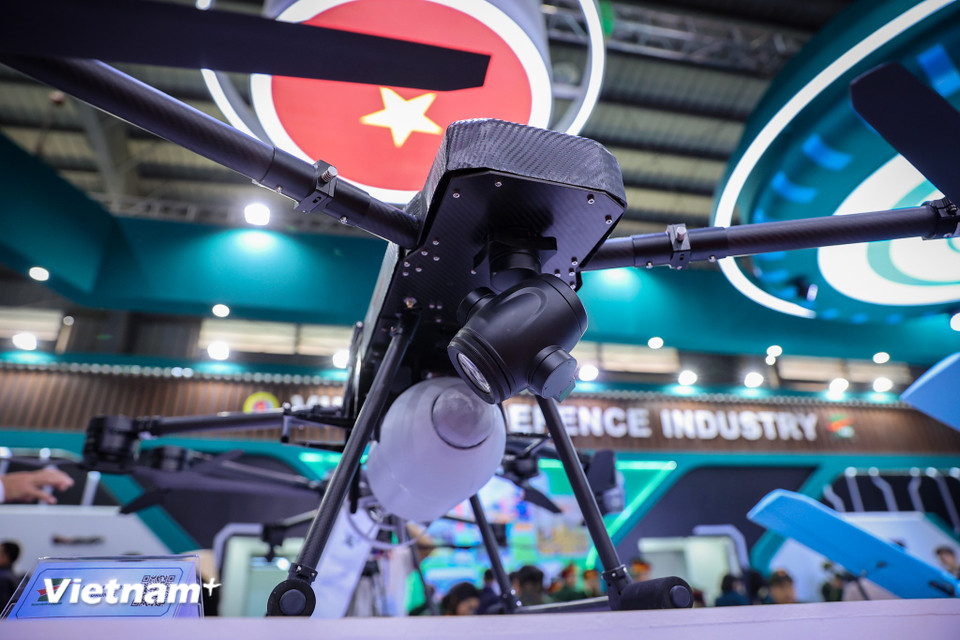 Thiết bị này được sử dụng trong các nhiệm vụ cần đo suất liều phóng xạ trong không khí, phân tích tín hiệu, xác định đồng vị phóng xạ và gửi thông tin về sở chỉ huy. (Ảnh: Hoài Nam/Vietnam+)