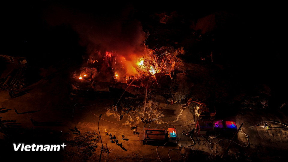 Ngay sau khi nhận được tin báo của người dân, lực lượng cảnh sát phòng cháy chữa cháy và cứu nạn cứu hộ công an quận Hoàng Mai đã có mặt tại hiện trường. (Ảnh: Hoài Nam/Vietnam+)