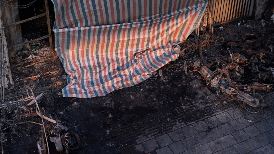 Khoảng vỉa hè trước nhà ngổn ngang đồ đạc đã bị thiêu rụi. (Ảnh: Hoài Nam/Vietnam+)