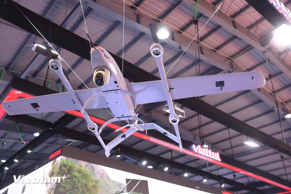 Trong đó, UAV trinh sát hạng nhẹ tầm trung VU-R70 nổi bật với khả năng giám sát linh hoạt cả ngày lẫn đêm, thời gian hoạt động kéo dài và tốc độ cao. (Ảnh: Hoài Nam/Vietnam+)