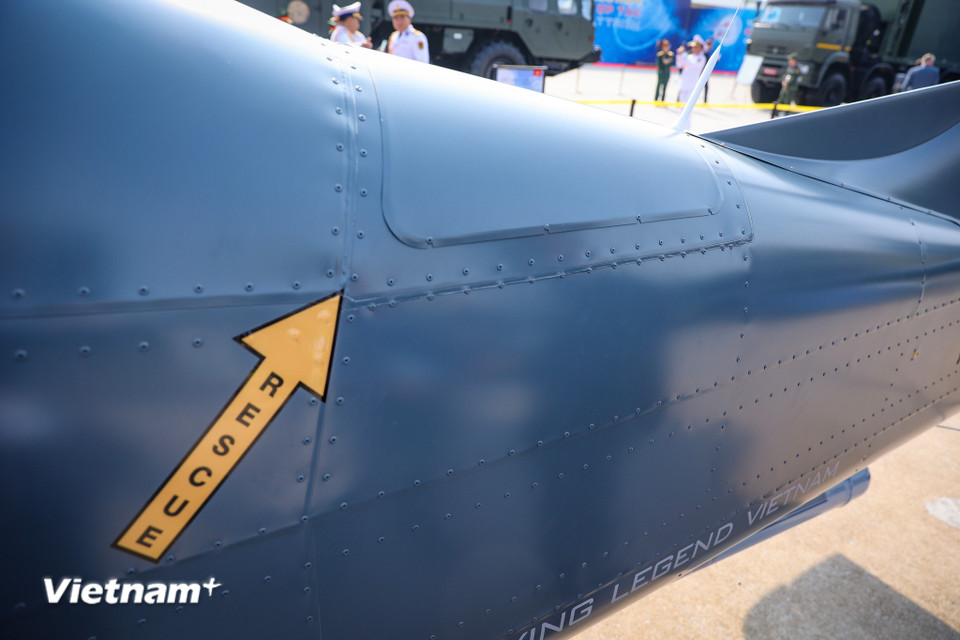 Hệ thống dù cứu trợ dùng trong trường hợp máy bay gặp sự cố. (Ảnh: Hoài Nam/Vietnam+)