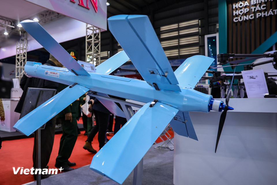 UAV BXL.01 là loại cánh quạt chiến đấu cảm tử có khối lượng cất cánh tối đa 10kg, mang khối lượng đầu nổ 1,2kg, trần bay 1.000m, tốc độ bay 100-120km/h và hoạt động cự ly 10km. (Ảnh: Hoài Nam/Vietnam+)
