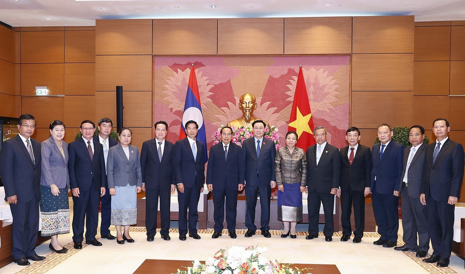 Chủ tịch Quốc hội Vương Đình Huệ và Thường trực Ban Bí thư Lào Bounthong Chitmany chụp ảnh cùng các đại biểu. (Ảnh: Doãn Tấn/TTXVN)